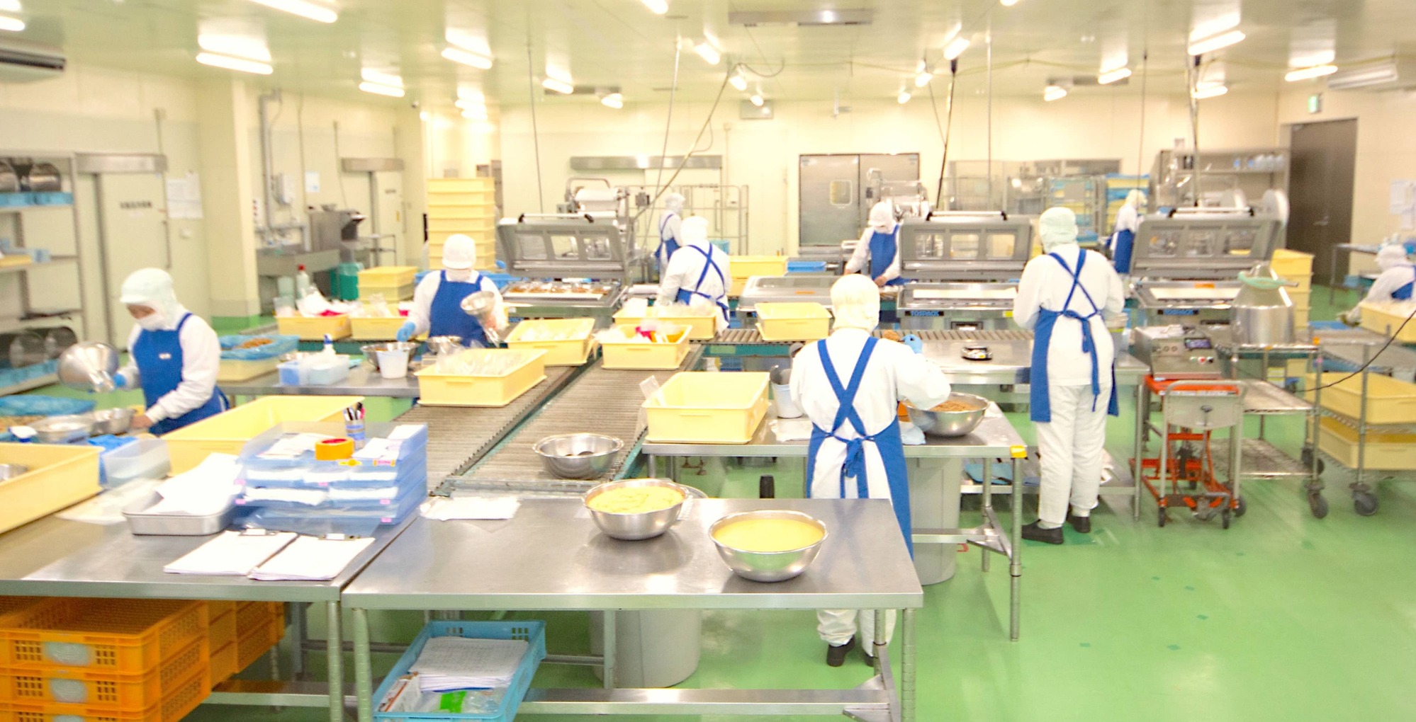 高齢者施設向け調理済み食材・介護食サービスの調理・提供（島根県出雲市）株式会社出雲みらいフーズ自社工場内での調理済み食材調理作業の様子