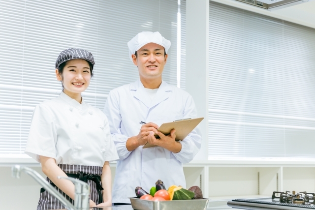 老人ホームの食事提供を外部委託？「委託給食」のメリット・デメリットを徹底解説