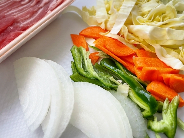 なぜ老人ホーム厨房から「手作り神話」は消えないのか？調理済み食材への転換がもたらす真のメリット