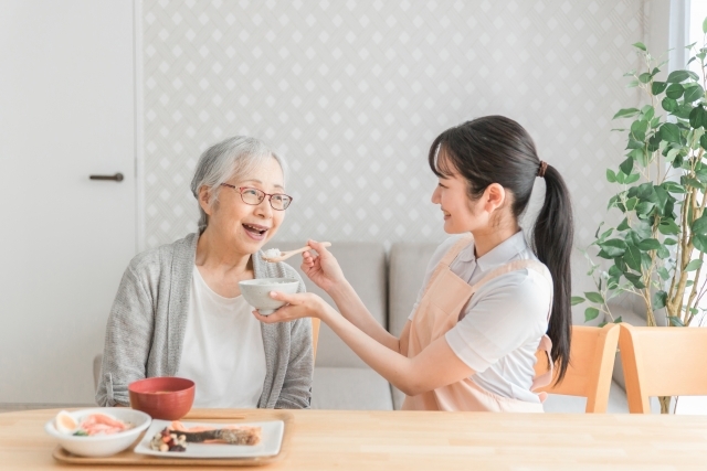 「食事が冷たい」という不満を解消！調理済み食材＋リヒートウォーマーで実現する温かい食事の提供方法