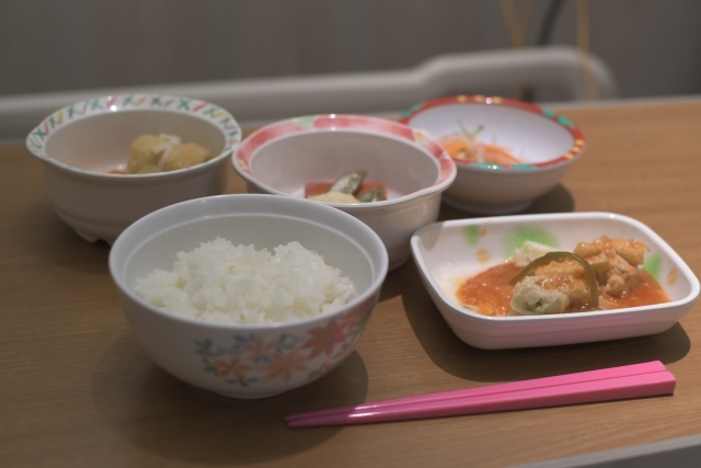 【人手不足は解決できます】調理済み食材の活用が「高品質な食事」と「人材定着」を両立する経営戦略