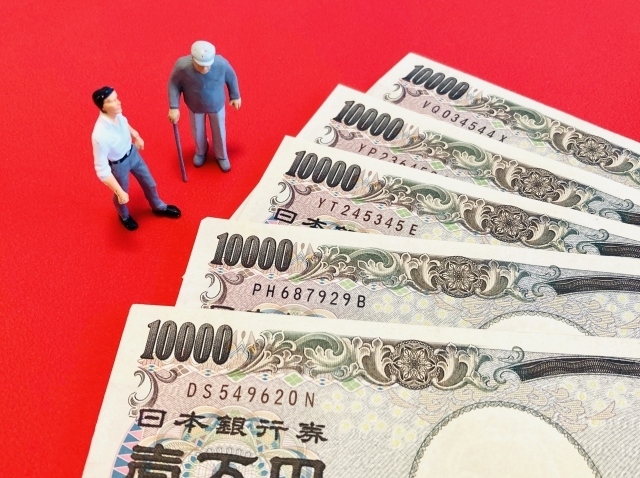 最低賃金上昇に悩む老人ホーム施設長様へ。厨房の労働生産性を劇的に改善する「調理済み食材」活用術